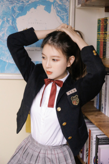 年轻夫妻把小孩哄睡后开监控